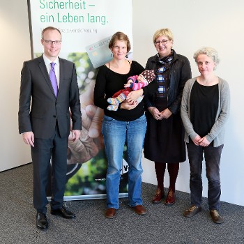  Von links: Dr. Alexander Biach (Vorsitzender des Verbandsvorstandes im Hauptverband), Birgit Gohlke (Filmemacherin und Betroffene), Dr. Karin Pfaller (Präsidentin der Logopädieaustria), Petra Nickel (Filmemacherinnen und Logopädin)