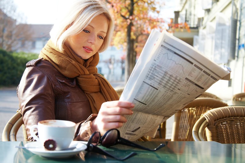 shutterstock_113181709_Aktuell_Frau_Zeitung.jpg